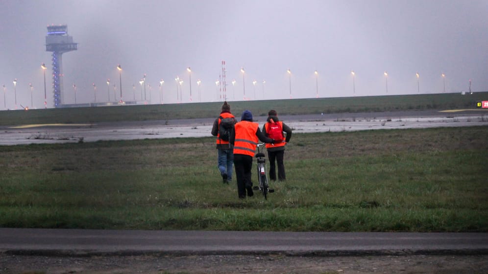 Aktivisten der "Letzten Generation" laufen auf das Gelände des Flughafens BER: