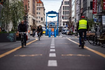 Radfahrer auf der Friedrichstraße in Berlin: Ein Teil der Straße war für den Autoverkehr gesperrt.