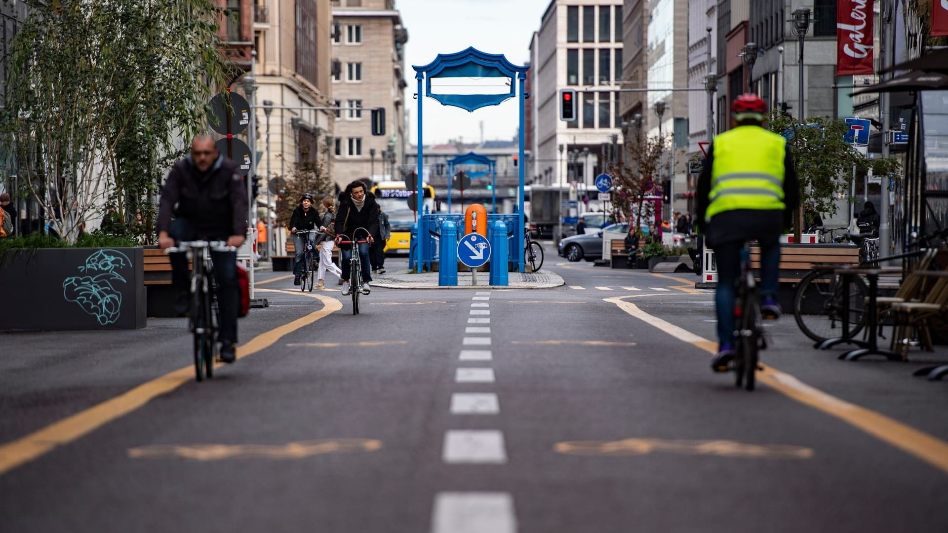 Radfahrer auf der Friedrichstraße in Berlin: Ein Teil der Straße war für den Autoverkehr gesperrt.