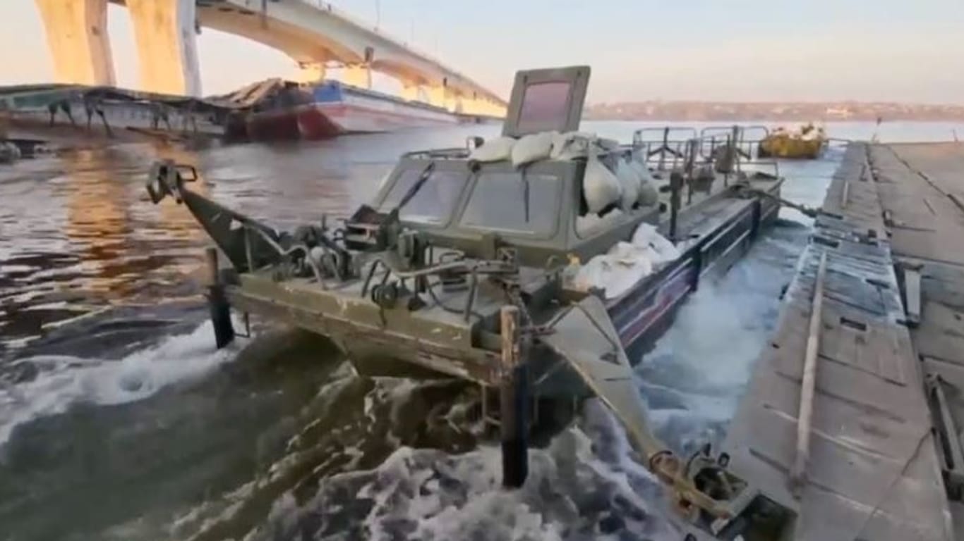 Russische Boote am Dnipro unterhalb der beschädigten Antoniwka-Brücke: