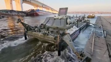 Russische Schiffe auf dem Dnjepr unterhalb der beschädigten Antonivka-Brücke: