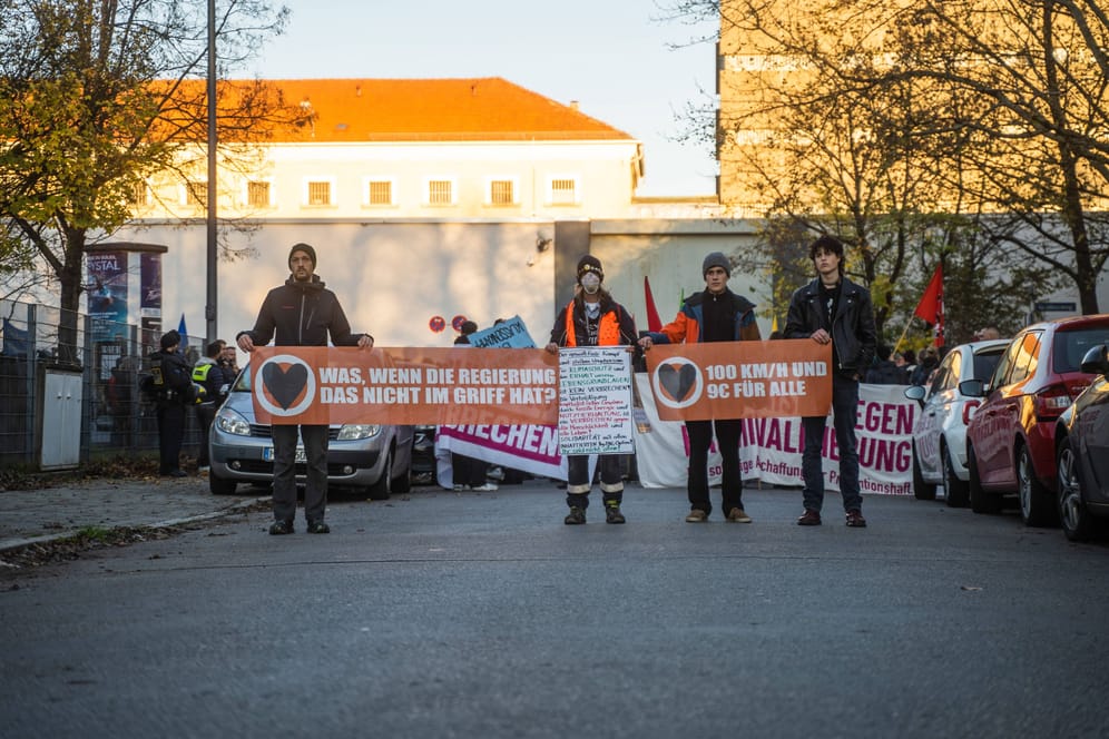 Demo vor der JVA Stadelheim (Archivbild): Teilweise seit Wochen befanden sich die Aktivisten in Gewahrsam.