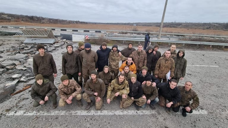 Das Foto der ukrainischen Streitkräfte soll eine Gruppe freigekommener Soldaten zeigen.