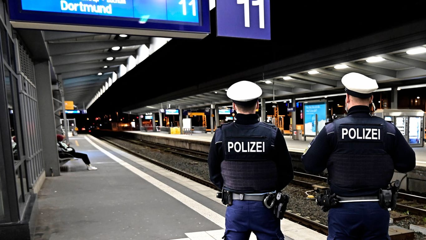 Bundespolizisten am Bahnhof (Symbolbild): Ob der 28-Jährige mittlerweile in Dortmund angekommen ist, ist unbekannt.