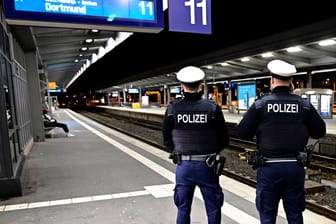 Bundespolizisten am Bahnhof (Symbolbild): Ob der 28-Jährige mittlerweile in Dortmund angekommen ist, ist unbekannt.