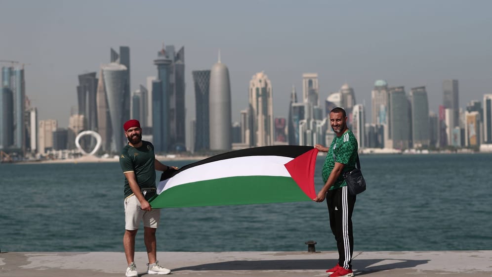 Eine Palästina-Flagge vor der Skyline vom Doha: Israelis erleben immer wieder Antisemitismus während der WM.