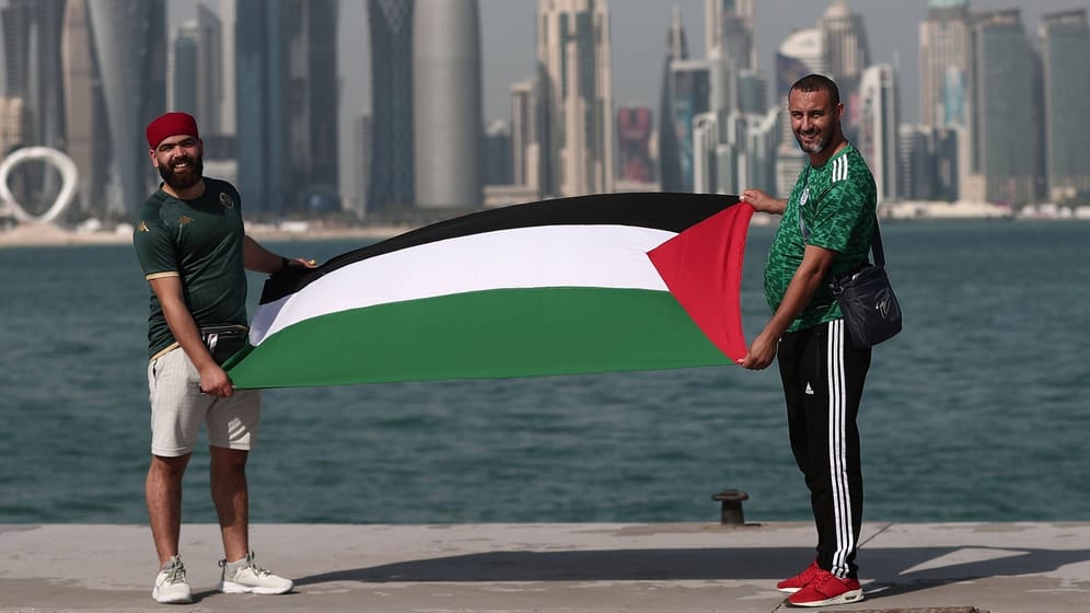 Eine Palästina-Flagge vor der Skyline von Doha (Archivbild): Bei der WM wird oft das Recht Israels auf einen eigenen Staat verneint.
