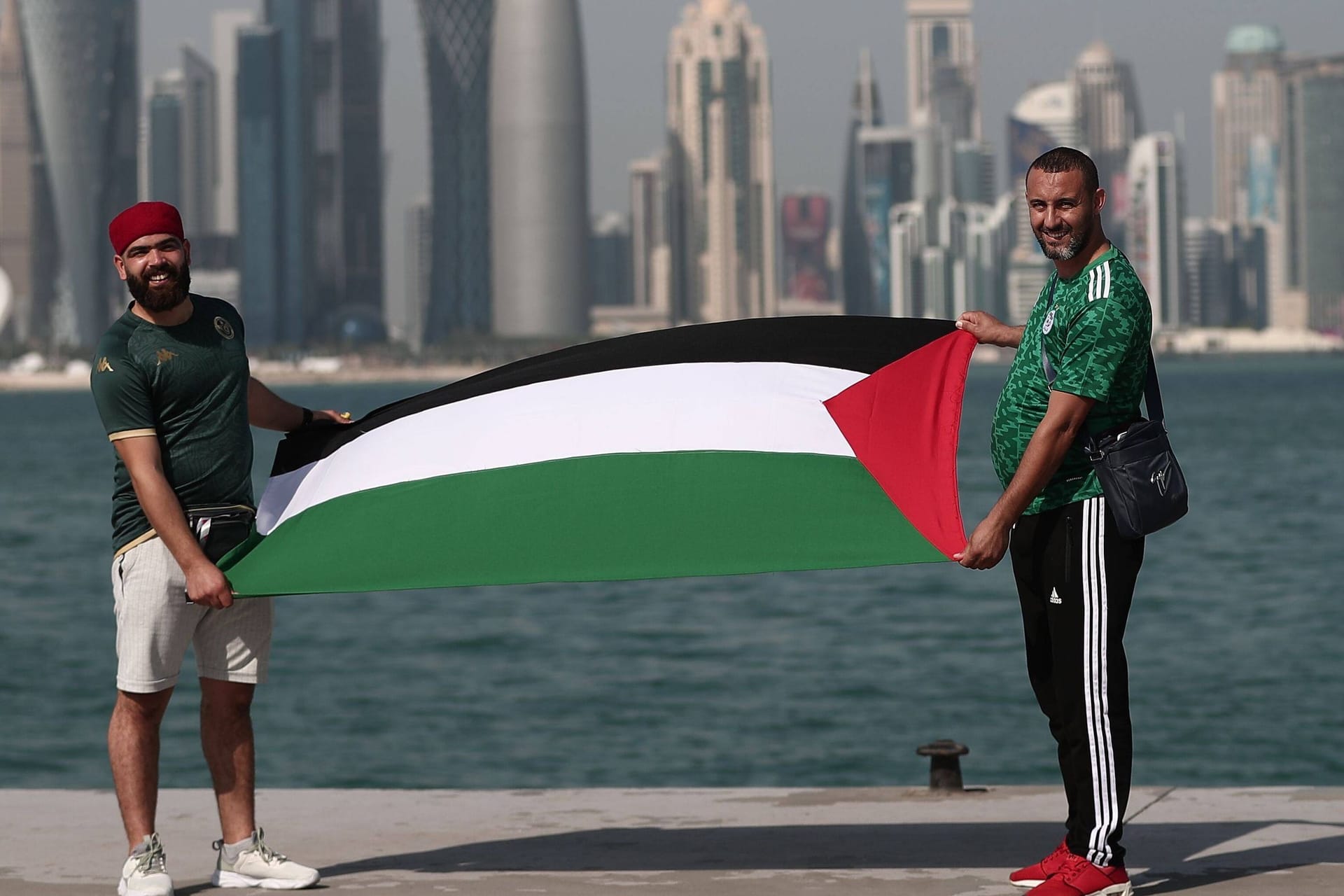Eine Palästina-Flagge vor der Skyline von Doha (Archivbild): Bei der WM wird oft das Recht Israels auf einen eigenen Staat verneint.