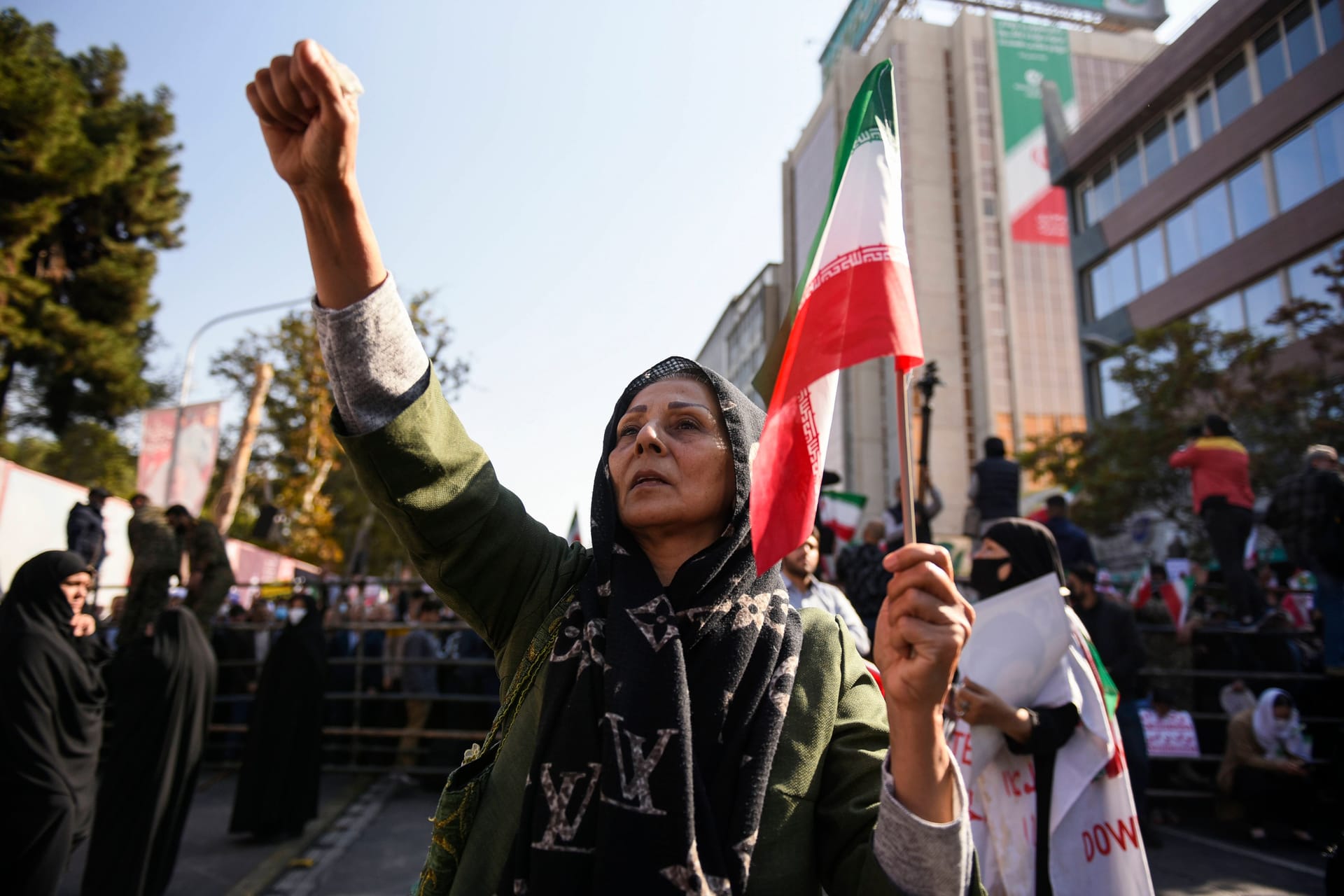 Eine Frau bei einer Demonstration in Teheran: Dort sind mindestens 1.000 Menschen festgenommen worden.