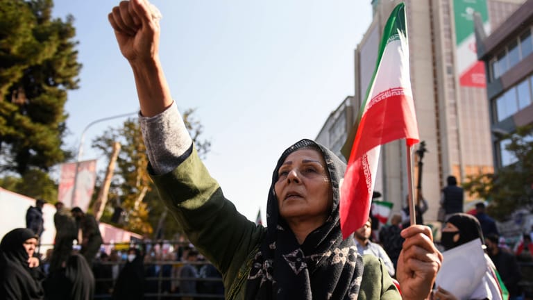 Eine Frau bei einer Demonstration in Teheran: Dort sind mindestens 1.000 Menschen festgenommen worden.