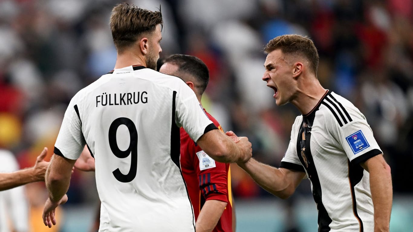 Niclas Füllkrug (l.): Der Stürmer der deutschen Nationalmannschaft nimmt die Glückwünsche von Teamkollege Joshua Kimmich für sein Tor gegen Spanien entgegen.