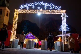 Weihnachtsmarkt am Alexanderplatz (Archivbild): Ein unbekannter Anrufer hatte angekündigt, hier mit einem Auto durchzurasen.