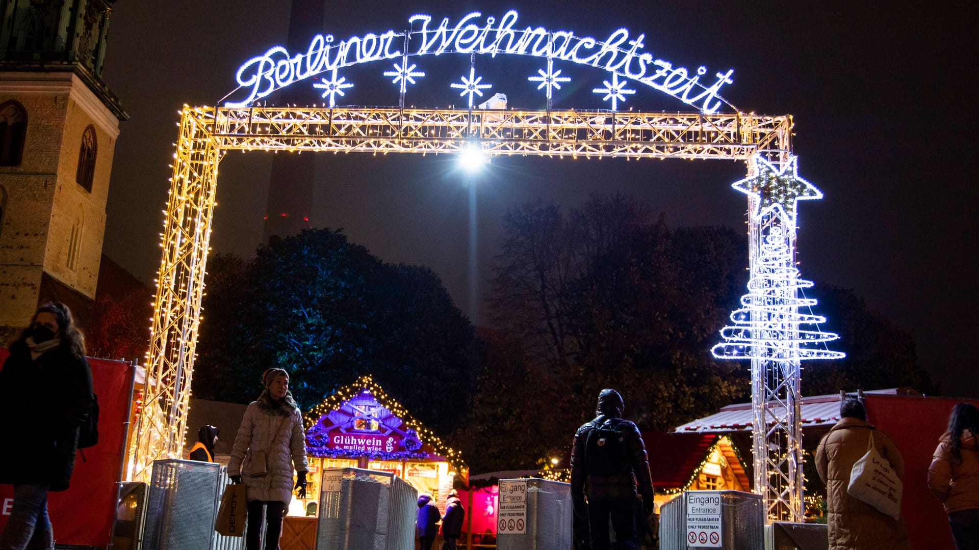 Weihnachtsmarkt am Alexanderplatz (Archivbild): Ein unbekannter Anrufer hatte angekündigt, hier mit einem Auto durchzurasen. Weihnachtsmarkt am Alexanderplatz (Archivbild): Ein unbekannter Anrufer hatte angekündigt, hier mit einem Auto durchzurasen.