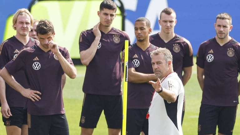 Bundestrainer Hansi Flick (vorn) und die deutsche Mannschaft beim Training in Doha.