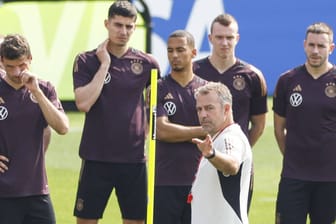 Bundestrainer Hansi Flick (vorn) und die deutsche Mannschaft beim Training in Doha.