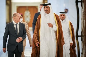 Kanzler Olaf Scholz (l.) und der Emir von Katar, Tamim bin Hamad Al Thani (Archivbild): Deutschland bekommt ab 2026 Gaslieferungen aus dem Golfstaat.