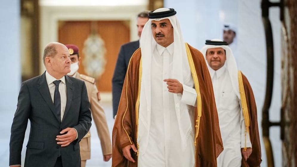 Kanzler Olaf Scholz (l.) und der Emir von Katar, Tamim bin Hamad Al Thani (Archivbild): Deutschland bekommt ab 2026 Gaslieferungen aus dem Golfstaat.