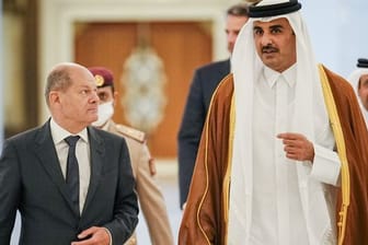 Kanzler Olaf Scholz (l.) und der Emir von Katar, Tamim bin Hamad Al Thani (Archivbild): Deutschland bekommt ab 2026 Gaslieferungen aus dem Golfstaat.