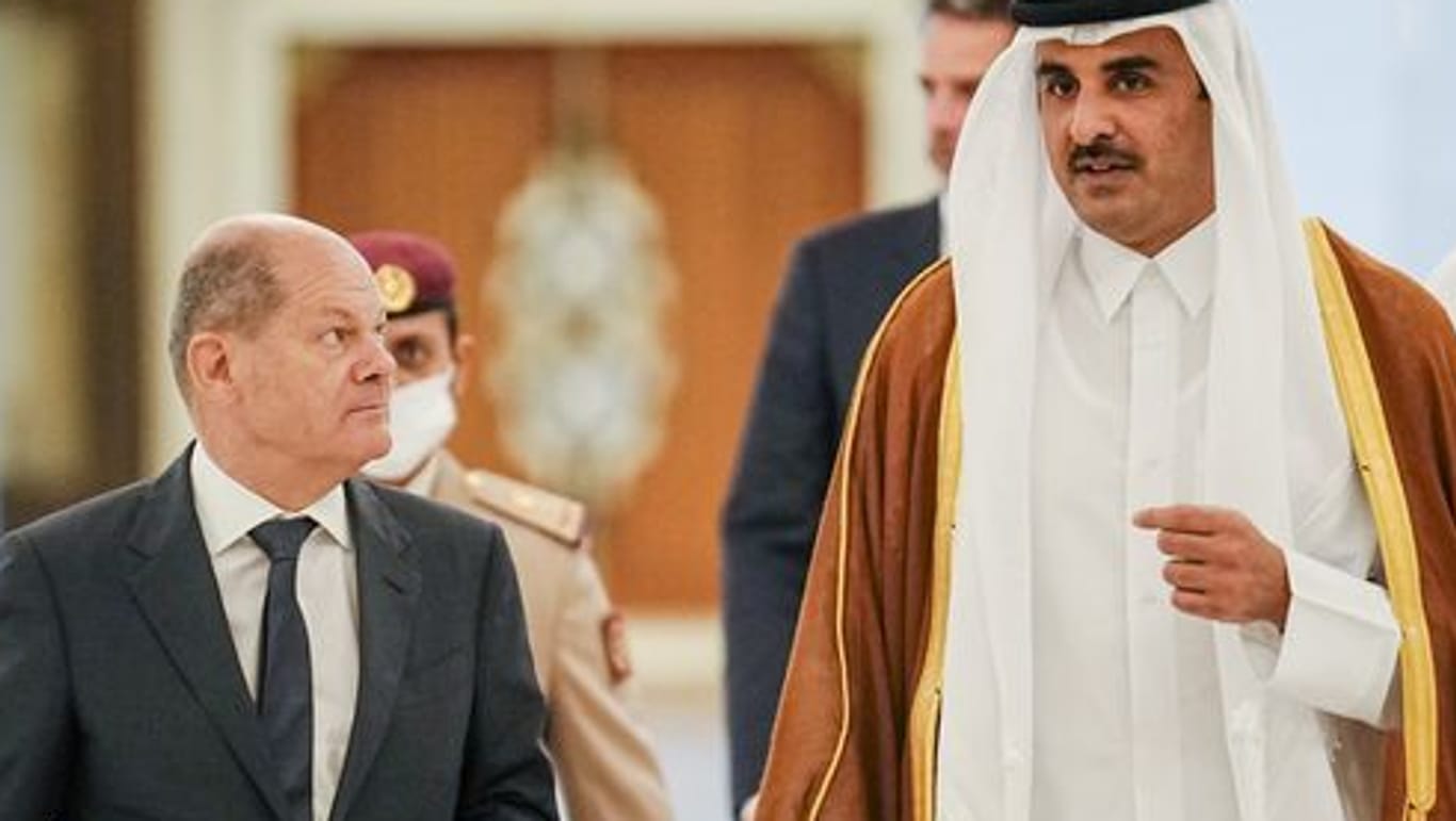 Kanzler Olaf Scholz (l.) und der Emir von Katar, Tamim bin Hamad Al Thani (Archivbild): Deutschland bekommt ab 2026 Gaslieferungen aus dem Golfstaat.