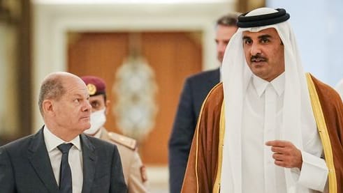 Kanzler Olaf Scholz (l.) und der Emir von Katar, Tamim bin Hamad Al Thani (Archivbild): Deutschland bekommt ab 2026 Gaslieferungen aus dem Golfstaat.