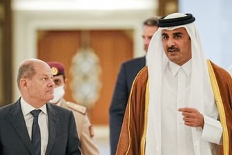 Kanzler Olaf Scholz (l.) und der Emir von Katar, Tamim bin Hamad Al Thani (Archivbild): Deutschland bekommt ab 2026 Gaslieferungen aus dem Golfstaat.