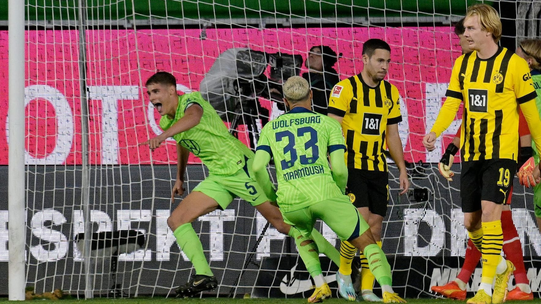Wolfsburgs van de Wen (li.) feiert sein Tor gegen den BVB.