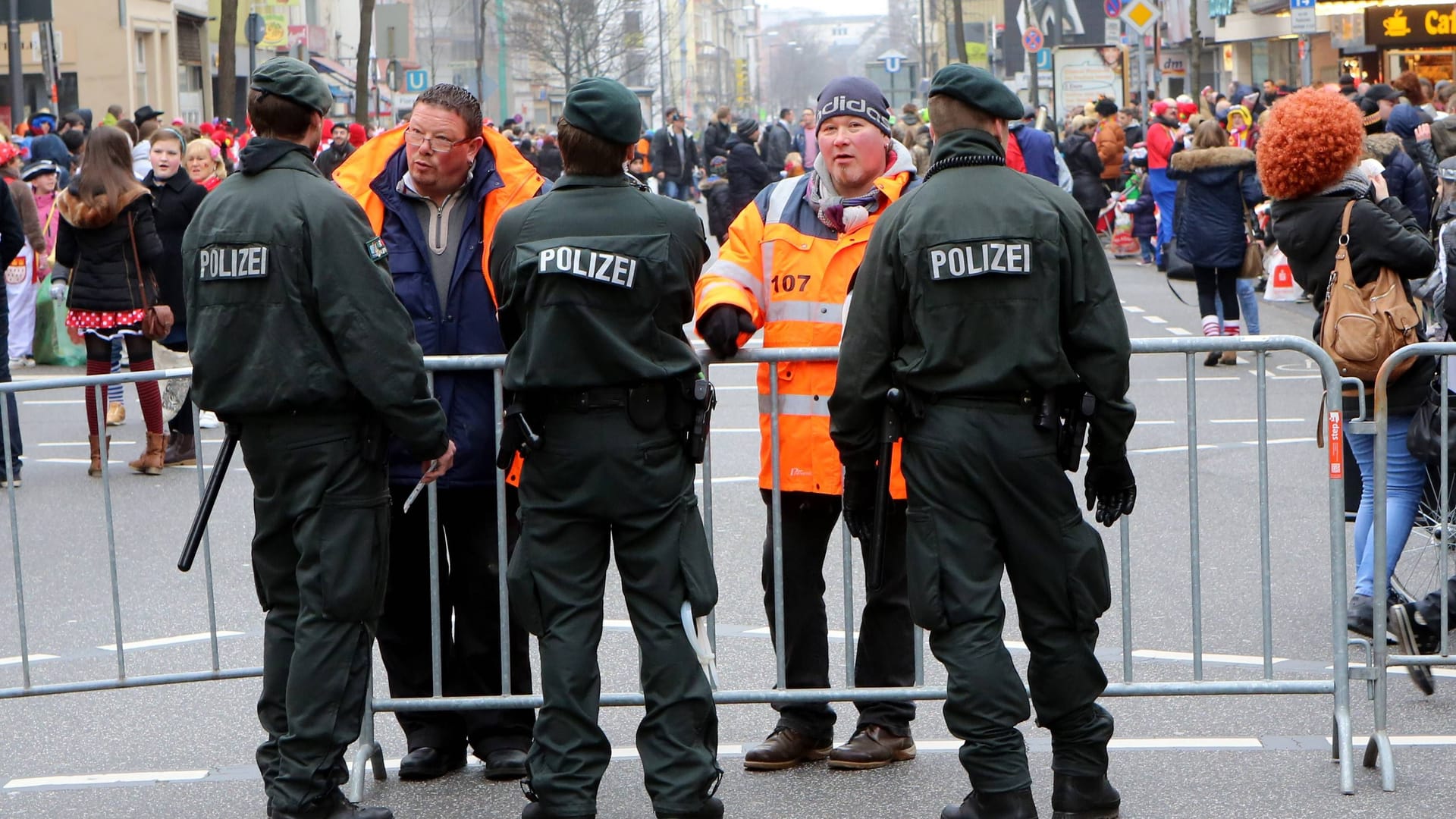 Polizisten und Mitarbeitende des Ordnungsamtes kontrollieren die Eingänge zu den beliebtesten Feierorten (Archivbild).