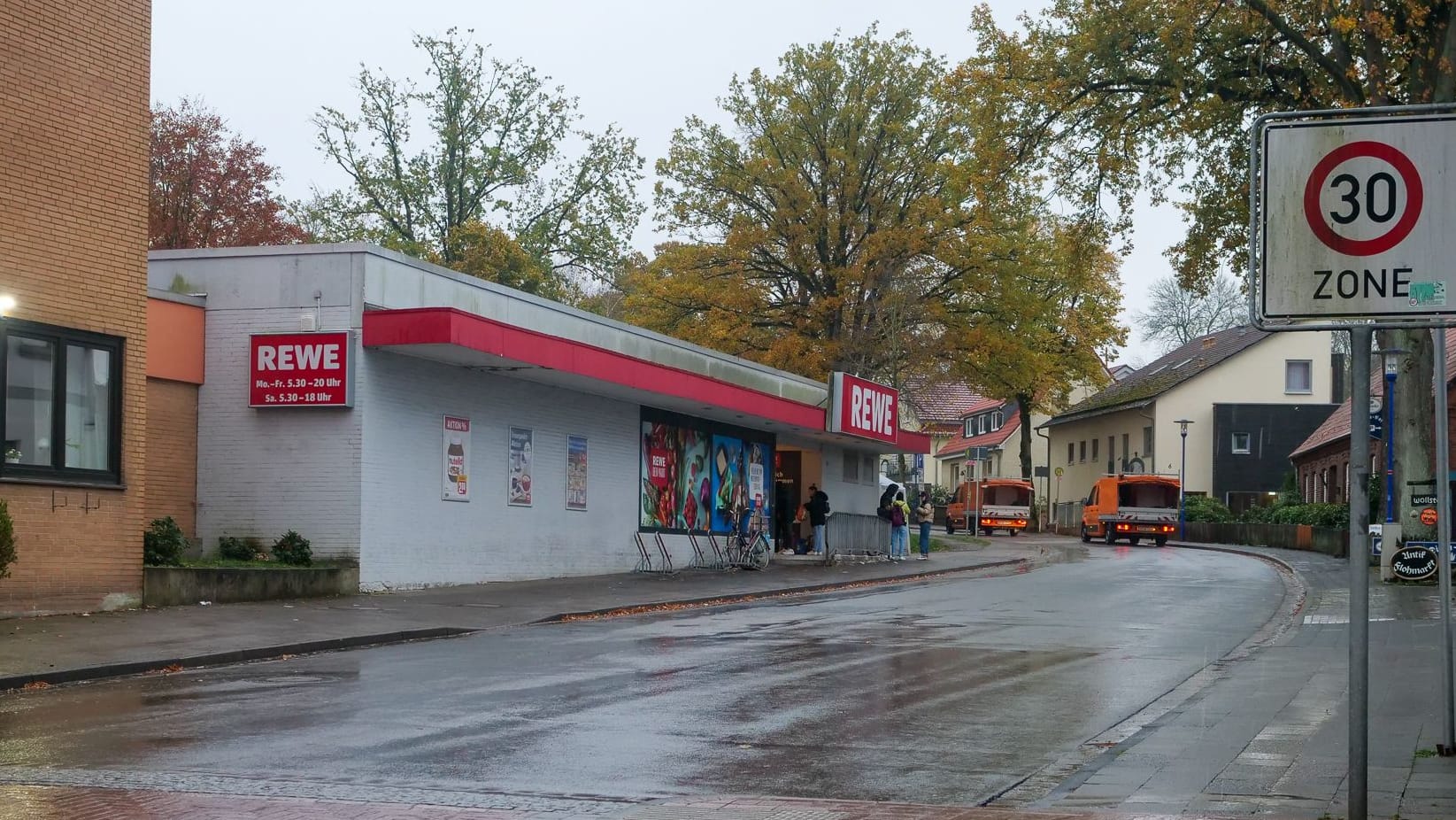 Viele Bewohner haben sich in den wärmeren Sommermonaten vor dem City-Rewe, dem dahinterliegenden Kurpark und dem angrenzenden Bürgerhof aufgehalten – zum Unmut einiger Anwohner und Gewerbetreibender.