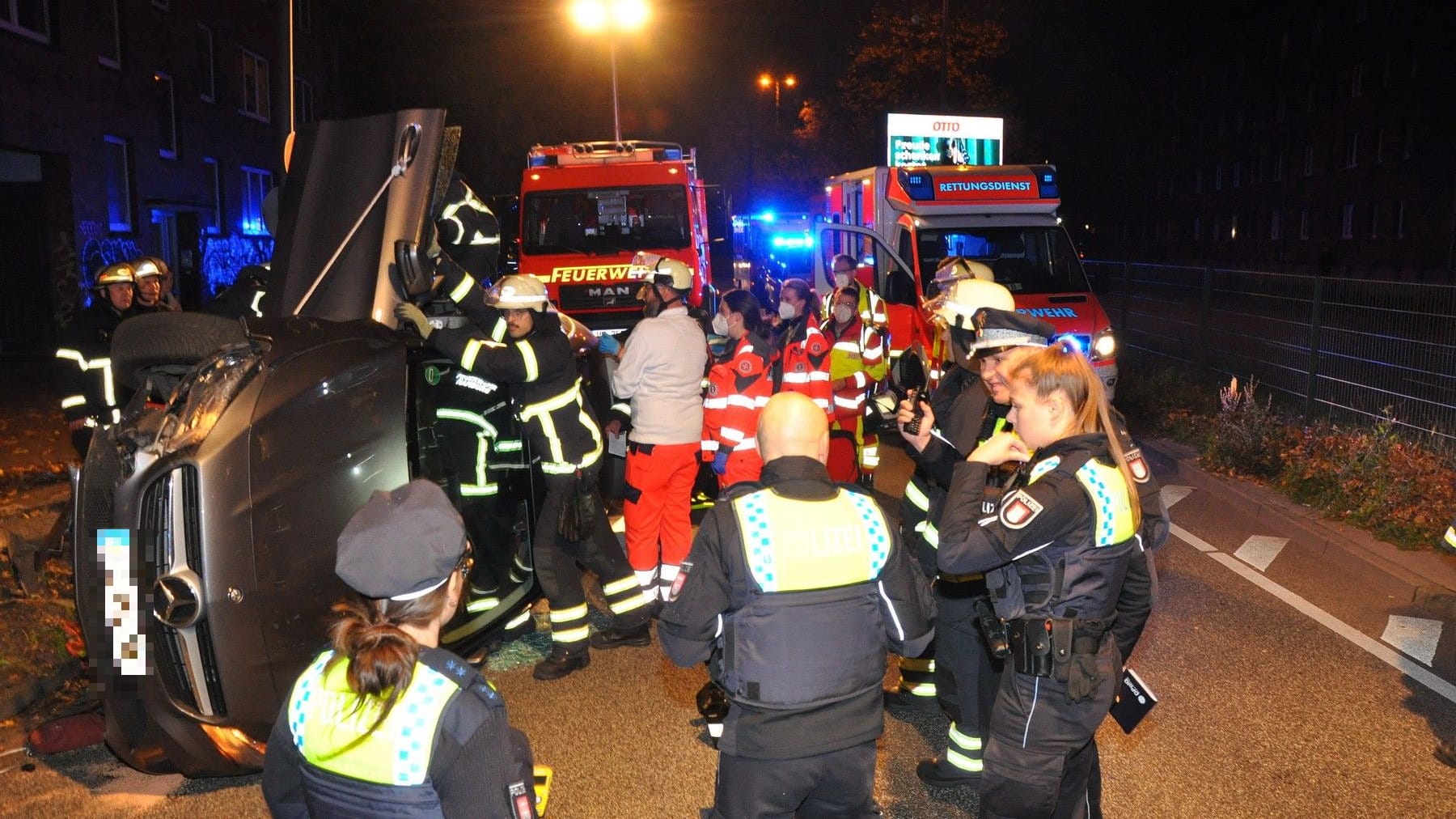 Rettungskräfte stehen neben dem Auto: Eine Insassin soll zunächst nicht ansprechbar gewesen sein.