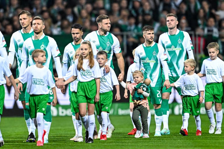 SV Werder Bremen versus FC Schalke 04: Niclas Füllkrug läuft mit seiner Tochter Emilia ein.