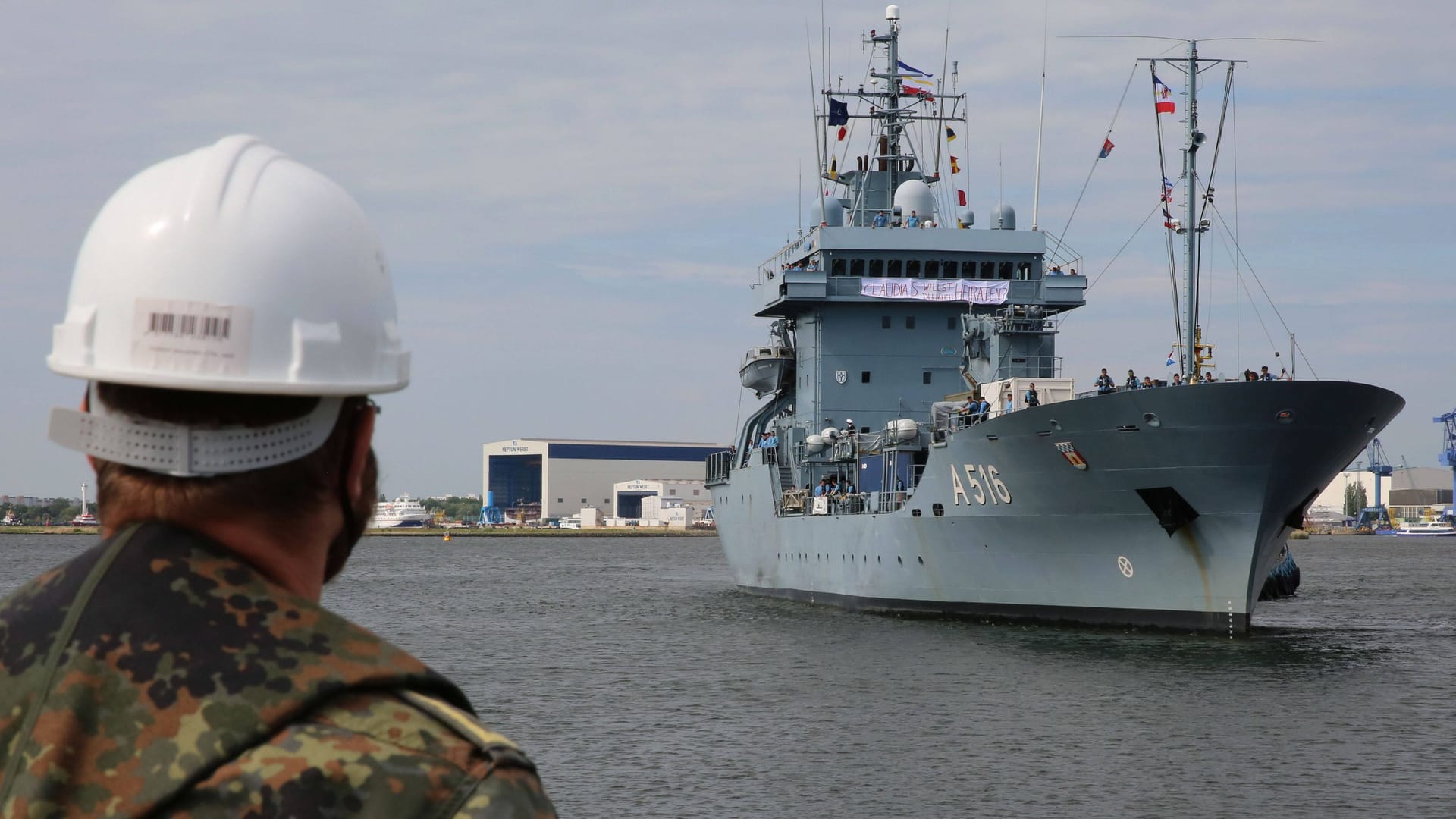 Schiff am Deutschen Marinestützpunkt Warnemünde (Symbolbild)