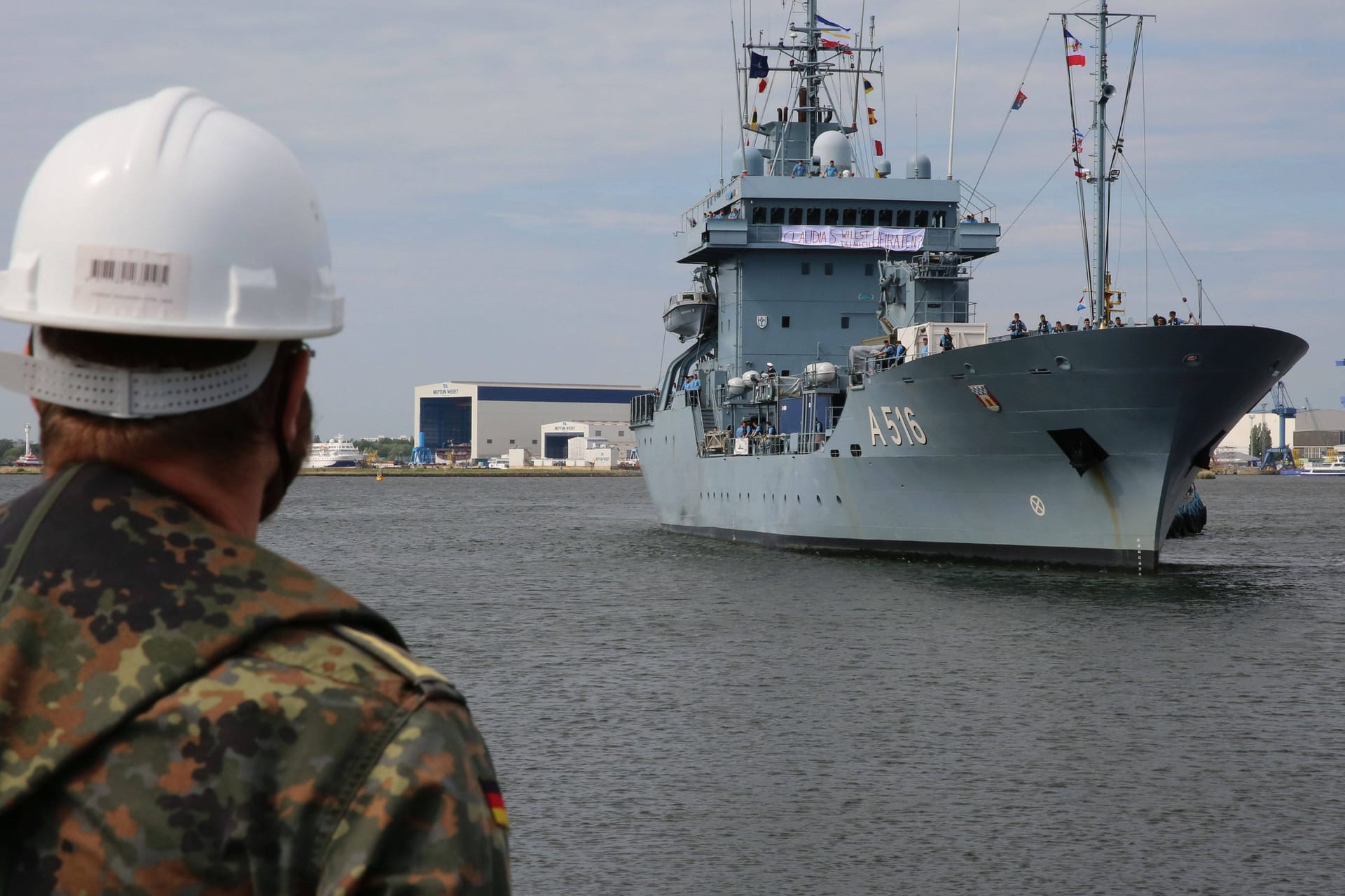 Schiff am Deutschen Marinestützpunkt Warnemünde (Symbolbild)