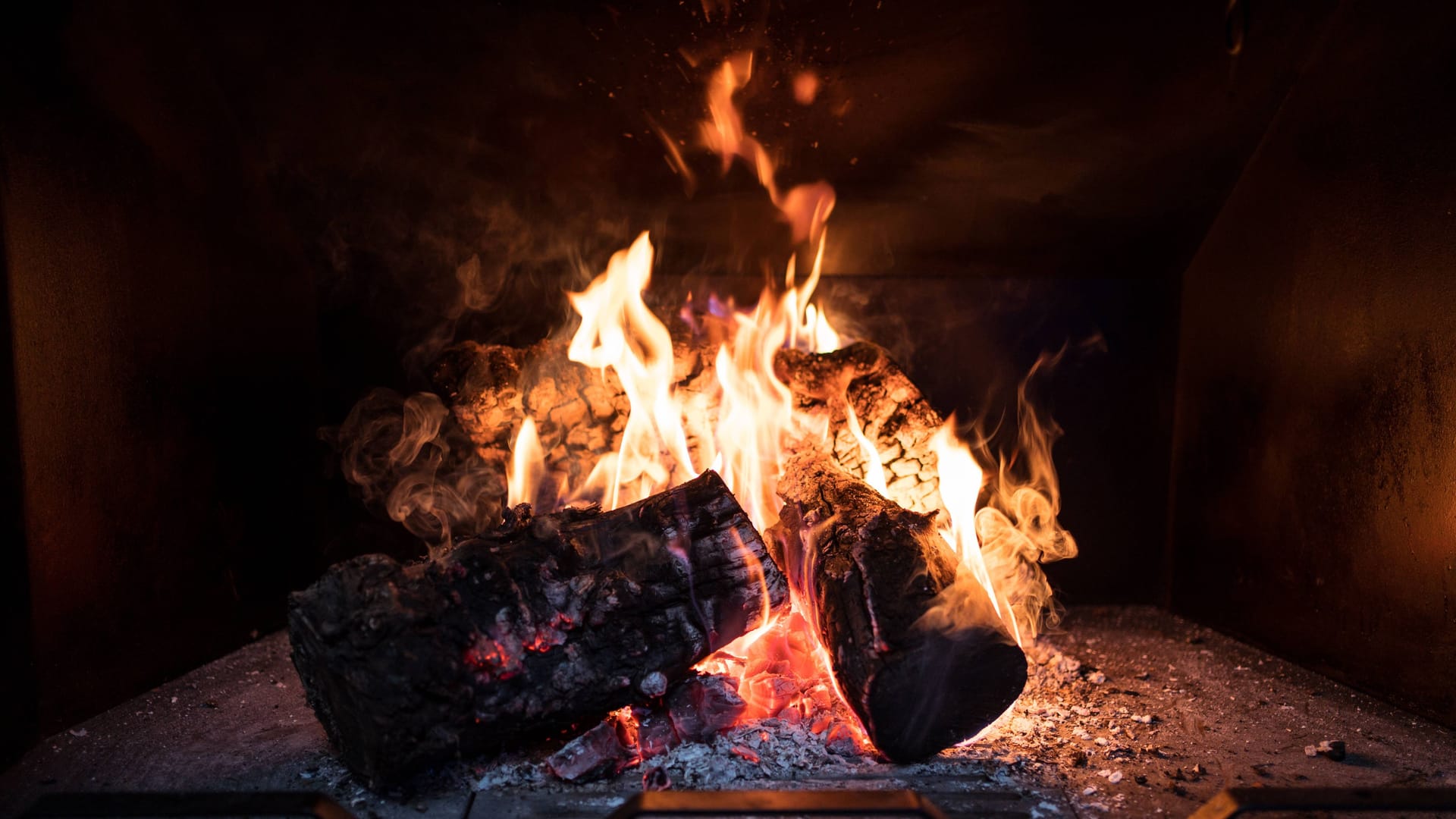 Brennt gut: Damit mit Holz optimal geheizt werden kann, muss es im Vorfeld gut durchtrocknen.