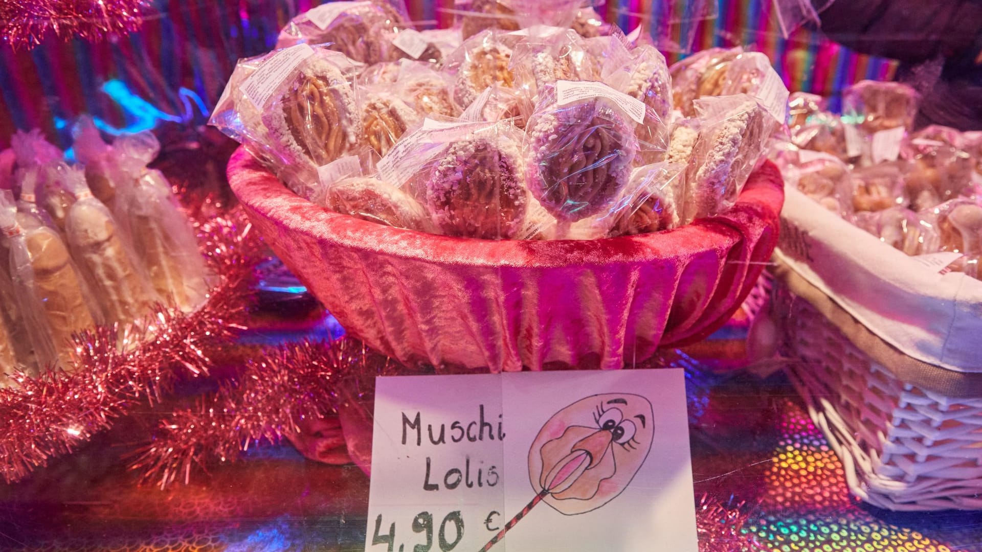 Süßes auf dem Weihnachtsmarkt in St. Pauli: Der Glühwein-Preis ist in diesem Jahr auch hier gestiegen.