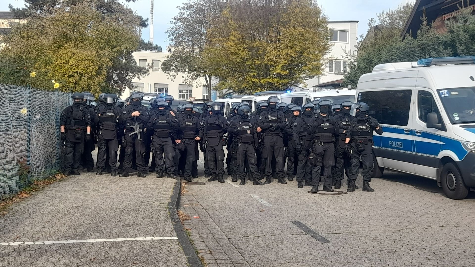 Einsatzkräfte vor der Schule: Die Polizei sprach von einer "Gefahrenlage"