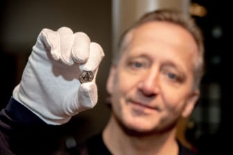 Carsten Eilts, ehrenamtlicher Sondengänger, mit einer römischen Münze: Erst fanden die Experten einzelne Exemplare, dann rückte ein Bagger an.