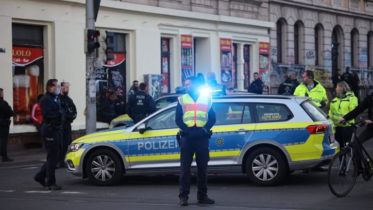 Polizisten stehen vor der "Lolo Bar": Rund zehn Personen haben an der Auseinandersetzung teilgenommen.