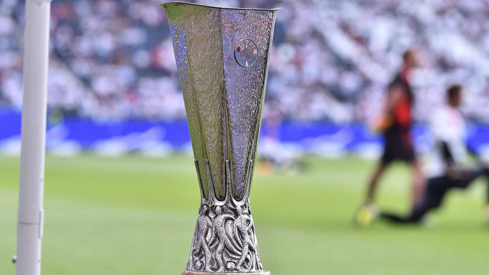 Die Europa-League-Trophäe: Um das Objekt der Begierde spielen gleich drei deutsche Teams.