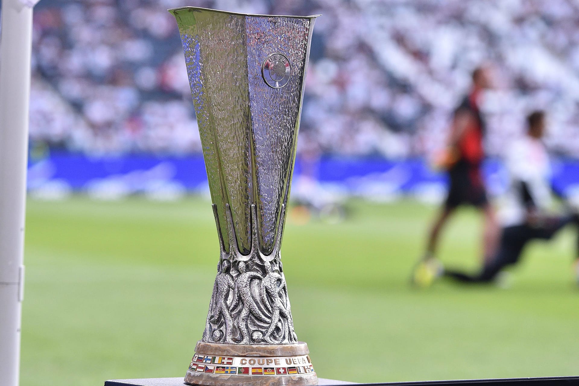 Die Europa-League-Trophäe: Um das Objekt der Begierde spielen gleich drei deutsche Teams.