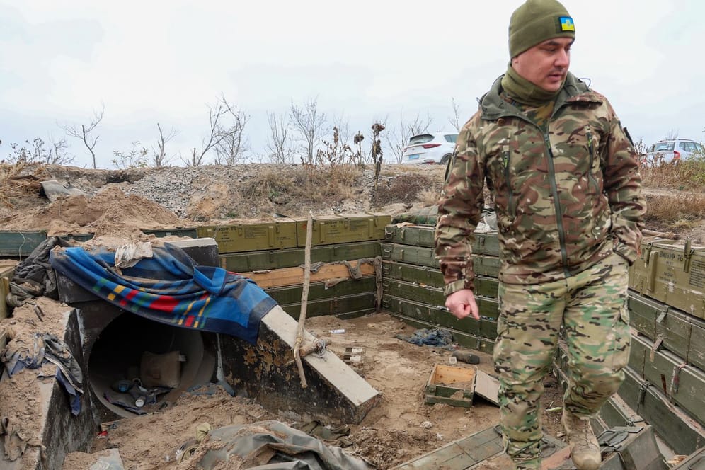 Ein ukrainischer Soldat begutachtet einen ehemaligen russischen Graben in der Oblast Cherson.