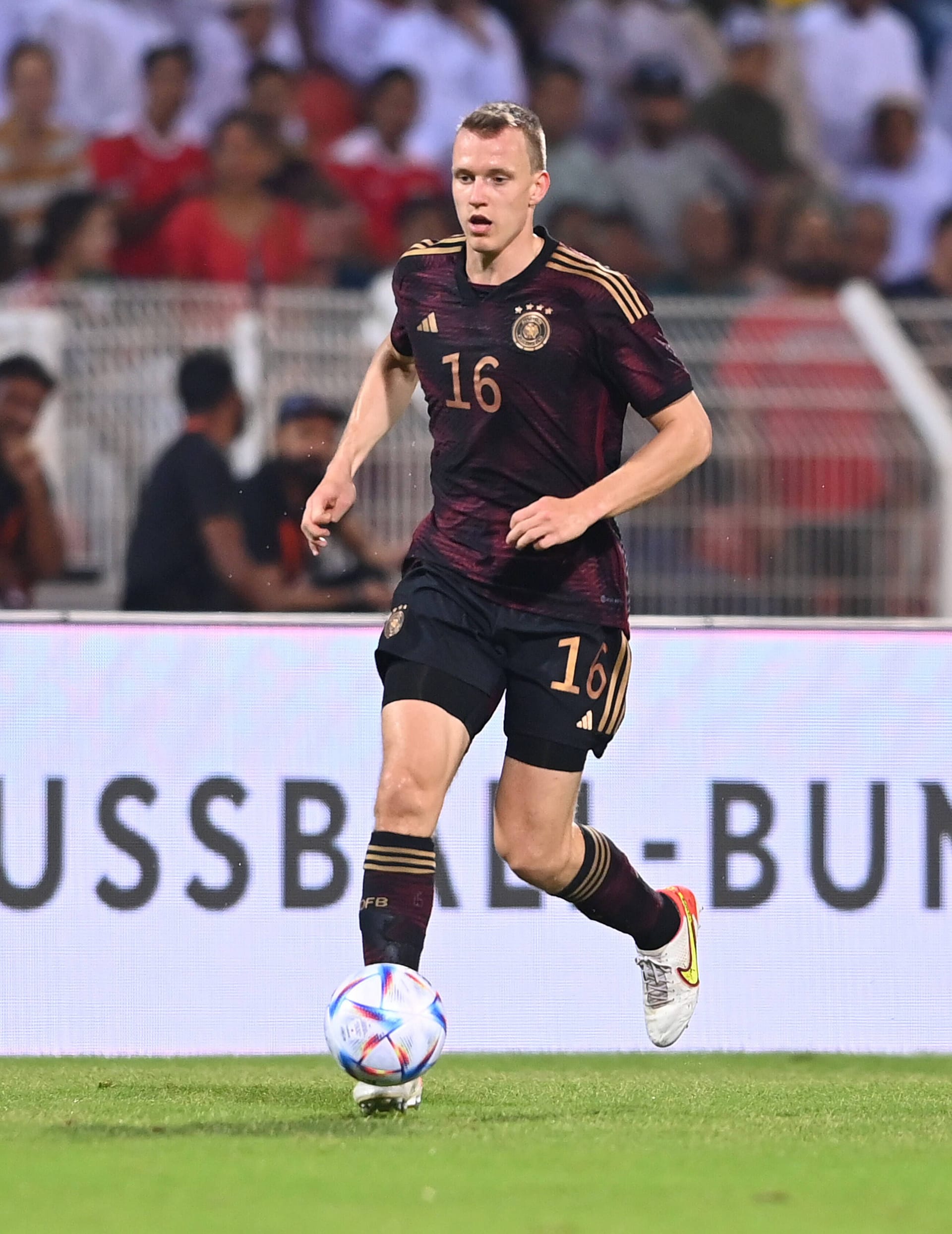 Lukas Klostermann (bis 34.): Gerade rechtzeitig fürs Turnier fit geworden und nominiert, erlebte der Leipziger gegen den Oman einen bitteren Abend. Musste bereits nach 34 Minuten angeschlagen ausgewechselt werden. Für ihn kam Armel Bella-Kotchap. Note 4 Lukas Klostermann (bis 34.): Gerade rechtzeitig fürs Turnier fit geworden und nominiert, erlebte der Leipziger gegen den Oman einen bitteren Abend. Musste bereits nach 34 Minuten angeschlagen ausgewechselt werden. Für ihn kam Armel Bella-Kotchap. Note 4