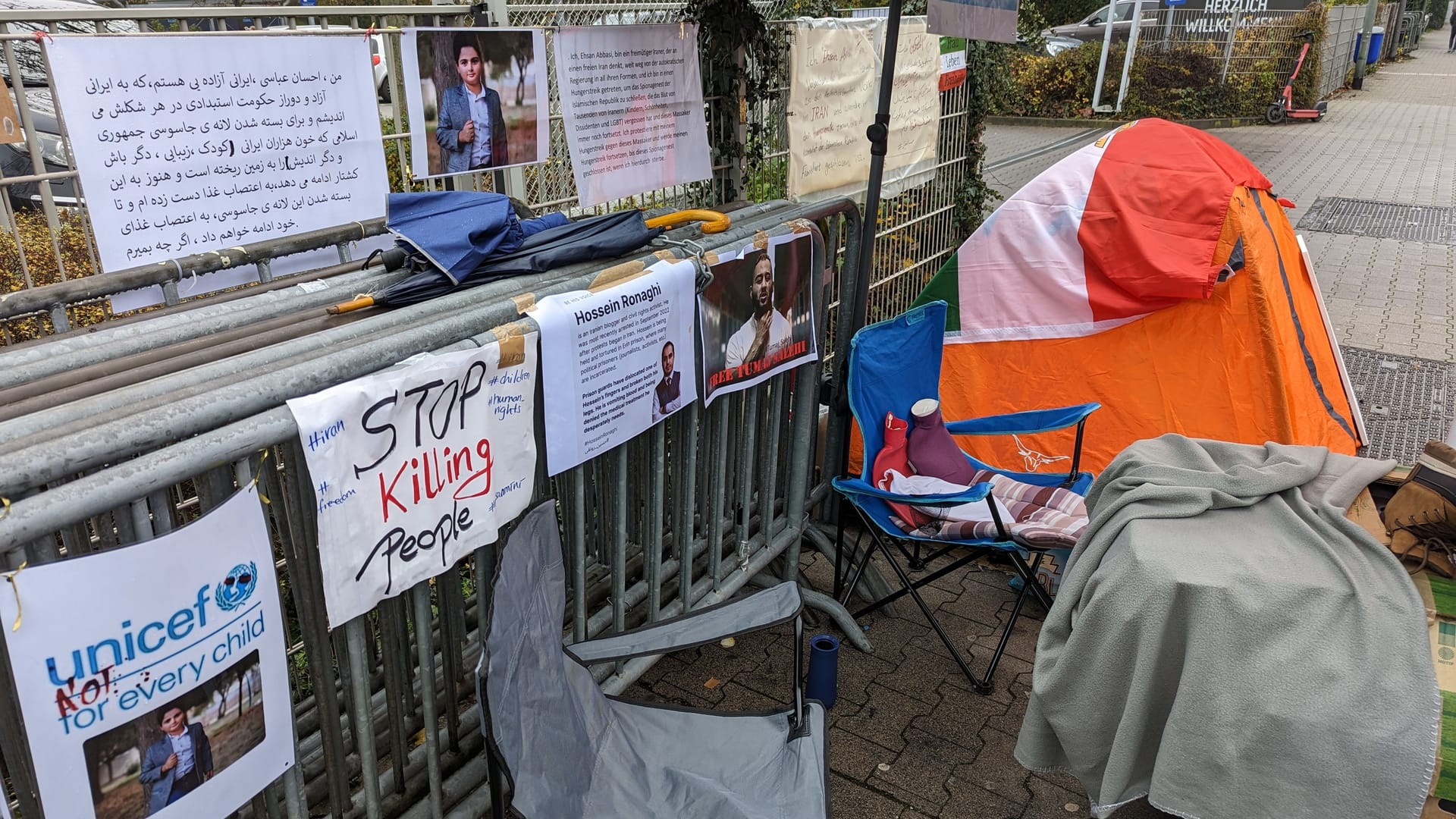 Das Protestcamp von Ehsan Abasi: Täglich bringen die Leute ihm Dinge vorbei.