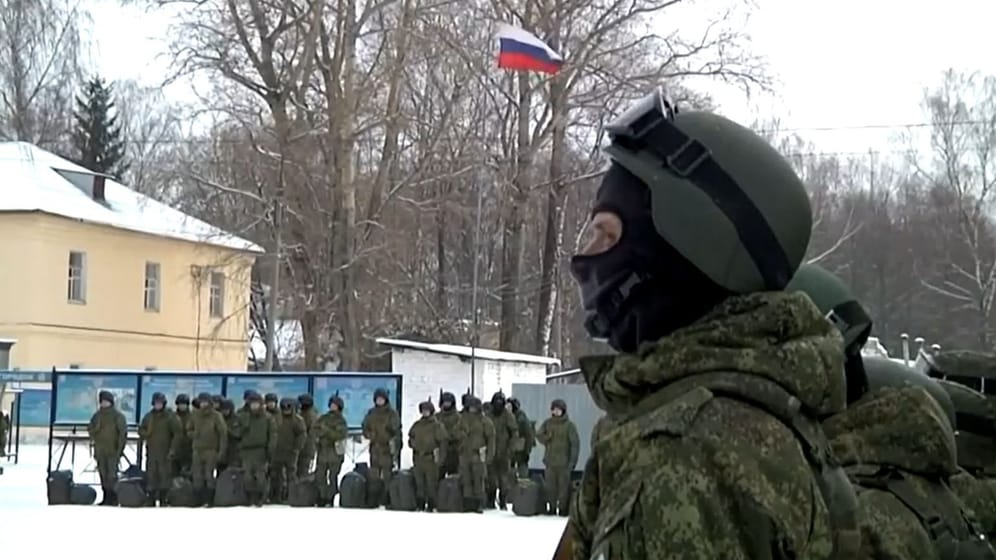 Russische Rekruten an die Winterfront verabschiedet: "Danke, dass ihr euch nicht versteckt habt"