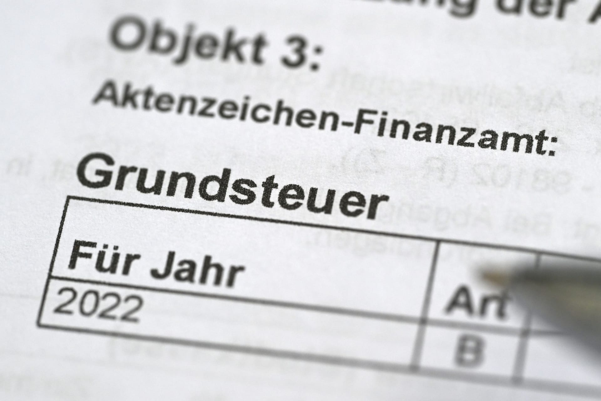 Grundsteuerbescheid (Symbolbild): Die Finanzämter verschicken gleich mehrere Bescheide für die neue Grundsteuer.