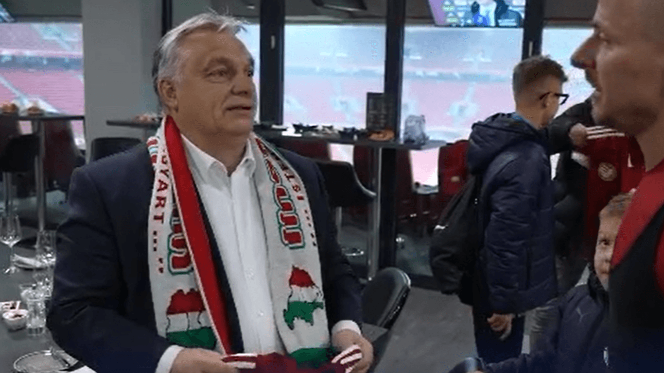 Victor Orbán nach dem Fußballspiel am Sonntag: Die Karte auf dem Schal umfasst Teile mehrerer EU-Länder und der Ukraine.