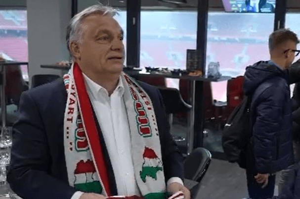 Victor Orbán nach dem Fußballspiel am Sonntag: Die Karte auf dem Schal umfasst Teile mehrerer EU-Länder und der Ukraine.