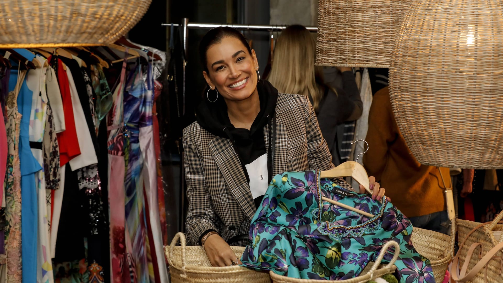 Jana Ina Zarrella auf ihrem Flohmarkt (Archivbild): Ende November mistet sie wieder ihren Kleiderschrank aus.