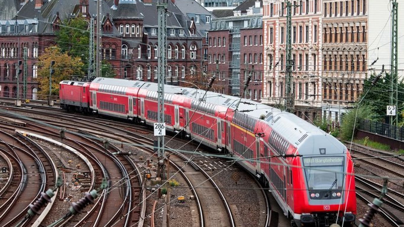 Eine Regionalbahn der Deutschen Bahn fährt aus dem Hamburger Hauptbahnhof aus (Symbolbild): In Hamburg kann man das 49-Euro-Ticket bereits vorbestellen.