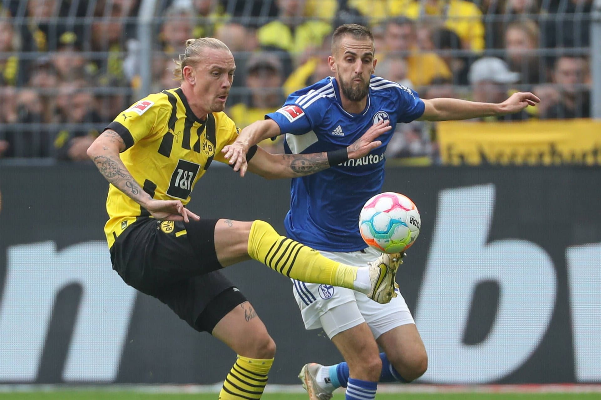 Marius Wolf (l.) gegen Dominick Drexler: In der Hinrunde hat der BVB das Revierderby gewonnen.