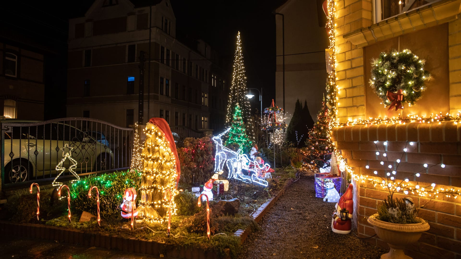 Illuminiertes Papenfuß-Anwesen in Borsdorf: Kinder bleiben stehen und lächeln.